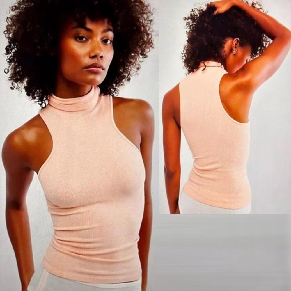 🏷️ Free People Always Ready Seamless
Turtleneck Tank NWOT XS in Peach